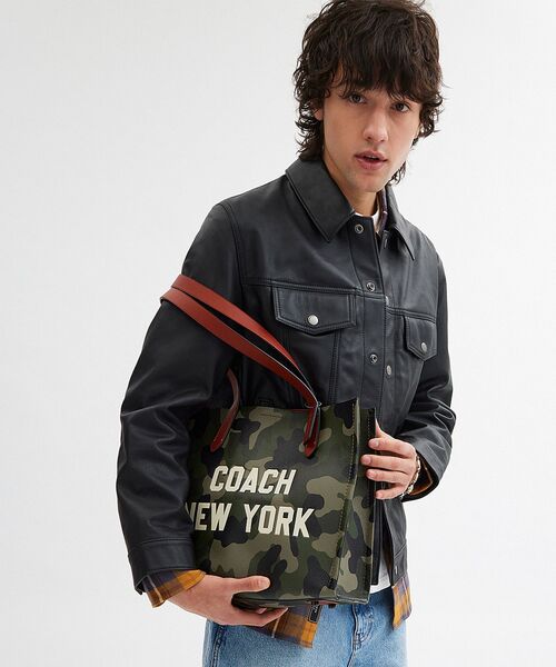 COACH（コーチ）の「リレー トート バッグ 34・カモ プリント アンド