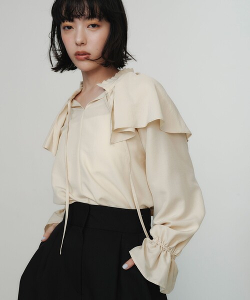 EMMEL REFINES＞EM フィブリルサテン ネックタック フリル ブラウス