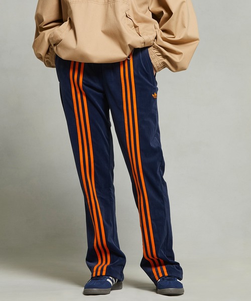 adidas（アディダス）の「70s ベロア トラックパンツ / アディダス