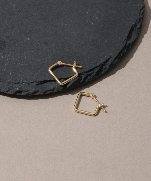 Lilas（リラ）の「トライアングルスモールピアス K10（両耳）（ピアス
