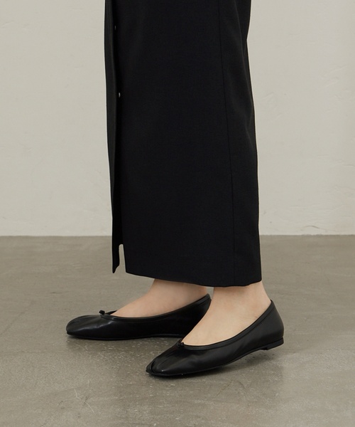 LE TALON（ルタロン）の「GRISE レザースクエアプリーツフラット