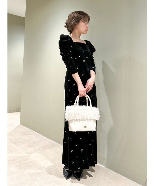 LILY BROWN（リリーブラウン）の「フラワーエンブロイダリースクエア