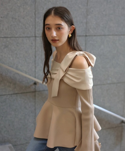 Rirandture（リランドチュール）の「オフショルリボンドッキングニット