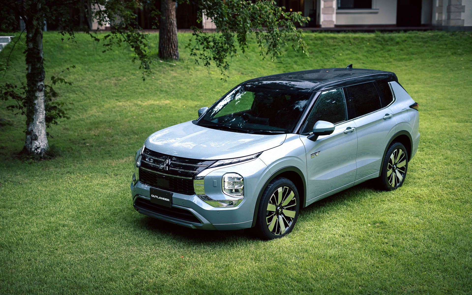 三菱自動車、大幅改良した「アウトランダーPHEV」発売 先行注文は約