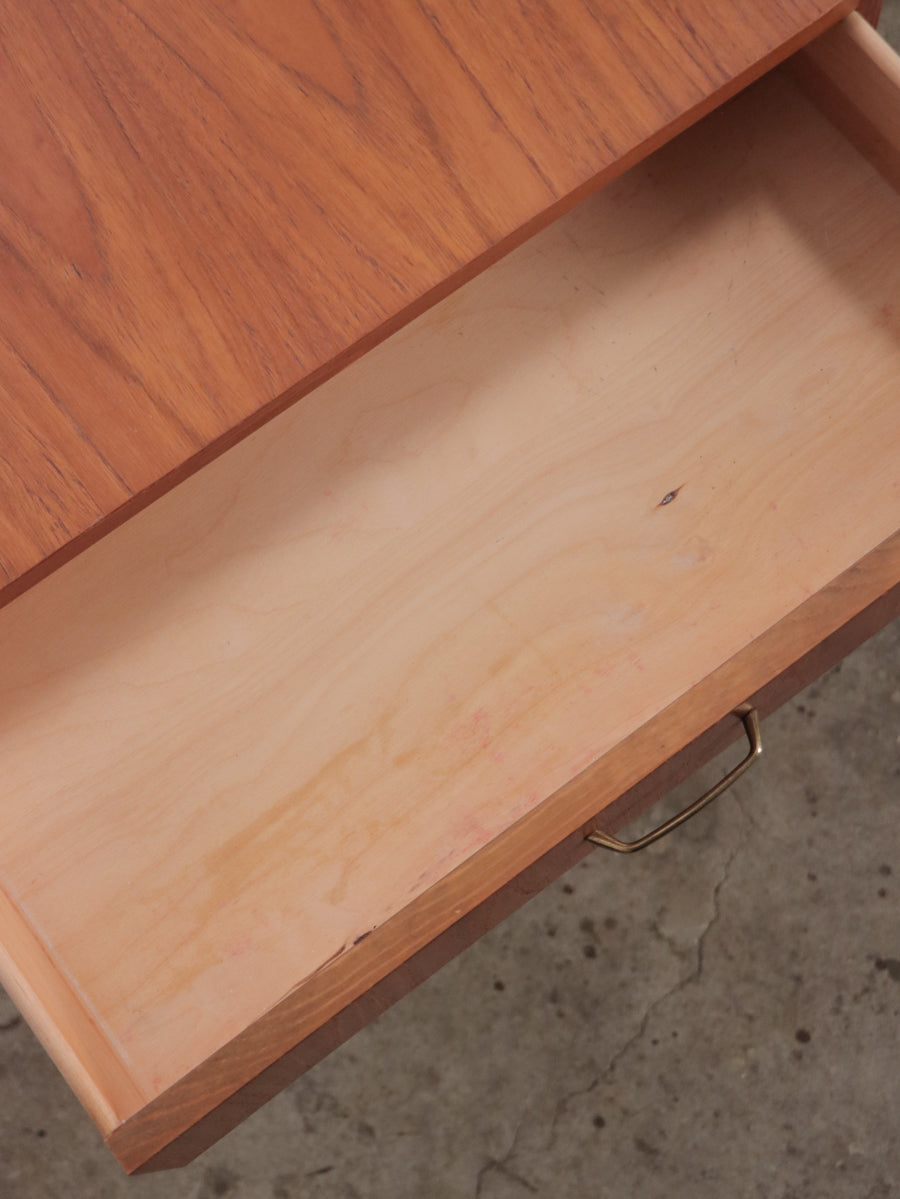 チークのサイドテーブル