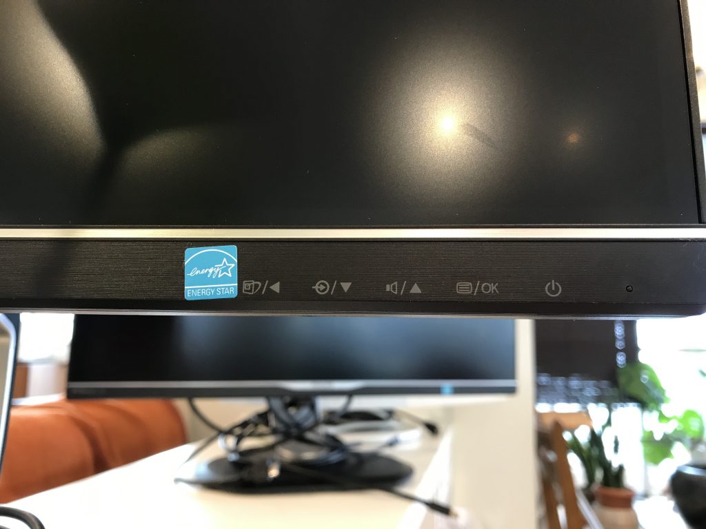 シェアオフィスのPhilipsのモニター（258B6QUEB/11、25インチ、QHD）を