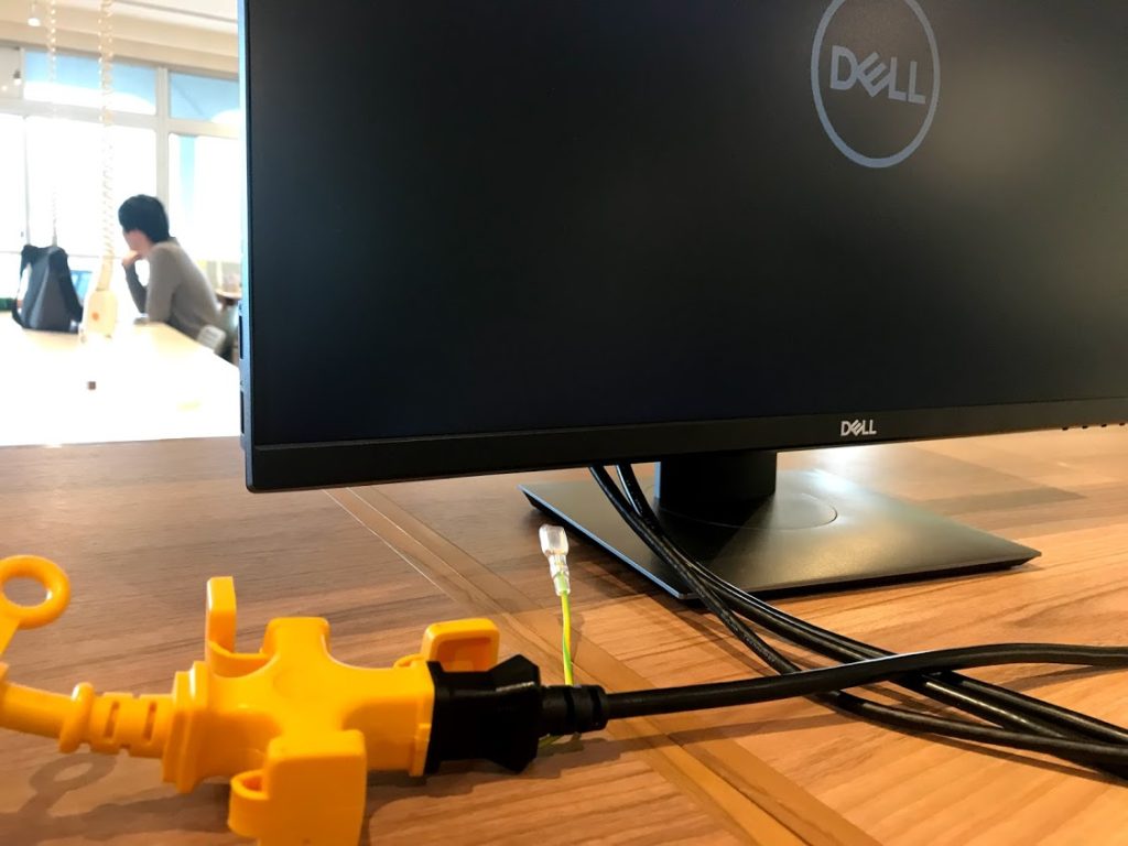 コワーキングスペースのDell プロフェッショナルシリーズ P2419HC 23.8