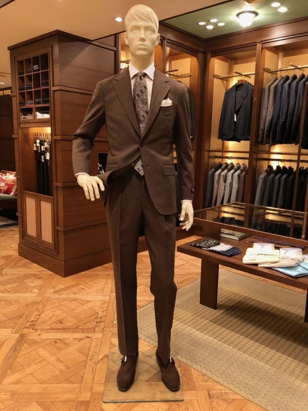 BEAMS F」秋冬シーズンも外せないブラウンスーツを使った