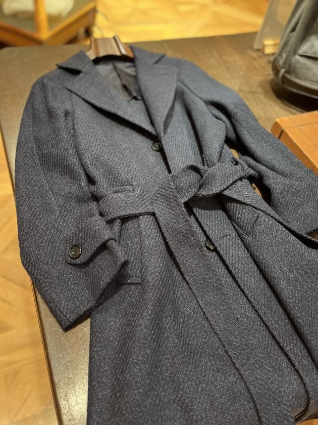 優雅な雰囲気。〈TITO ALLEGRETTO〉ベルテッドコート。｜ビームス