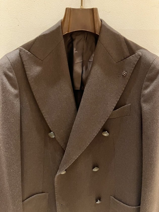 TAGLIATORE〉同ブランドらしさの光るキャメルのダブルブレステッド