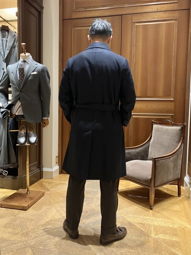 MACKINTOSH 〉別注のトレンチ型コートは、シャープでエレガントに