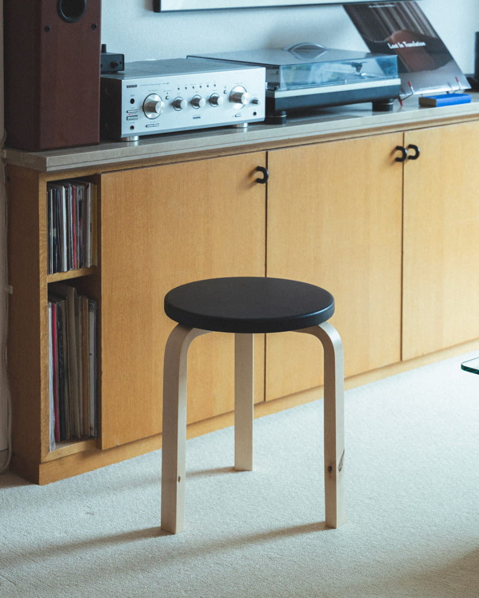 名作『スツール 60』に焦点を当てた、レセプションパーティーを