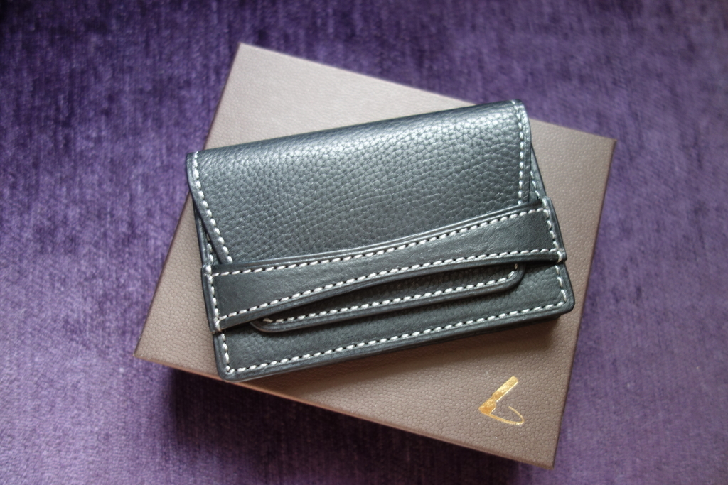 土屋鞄 ウルバーノベルトカードケース レビュー】程よく個性的で手触り