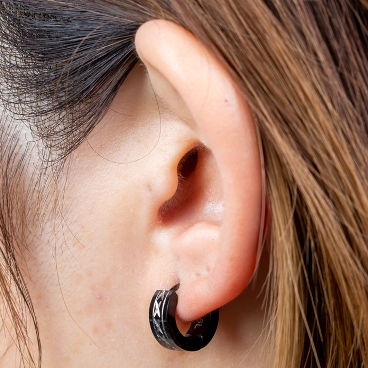 ブラック ダイヤカットグルーヴ ステンレスフープピアス[品番