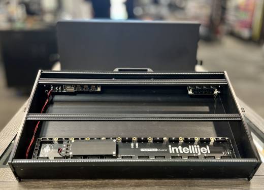 Intellijel Eurorack 7U Performance Case With Power Supply - 104HP