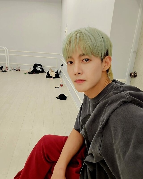 キム・ヒョンジュン、爽やかなヘアカラーにファン歓喜…バンコクでの