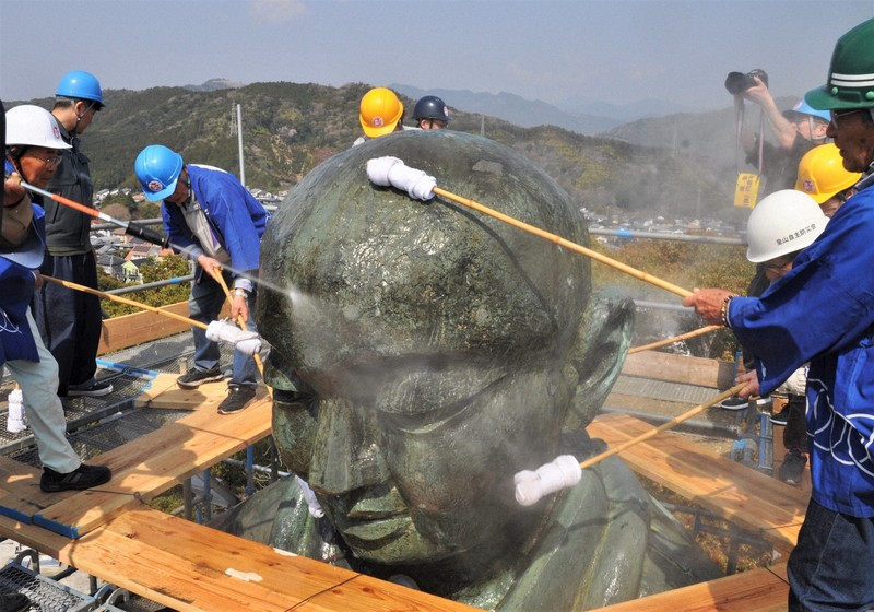 平和を願って」 国内最大級の弘法大師像を「大沐浴」 | 毎日新聞