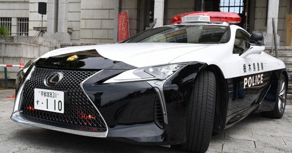 全国初 レクサスパトカー GT-Rに続き会社役員が栃木県警に寄贈 | 毎日新聞