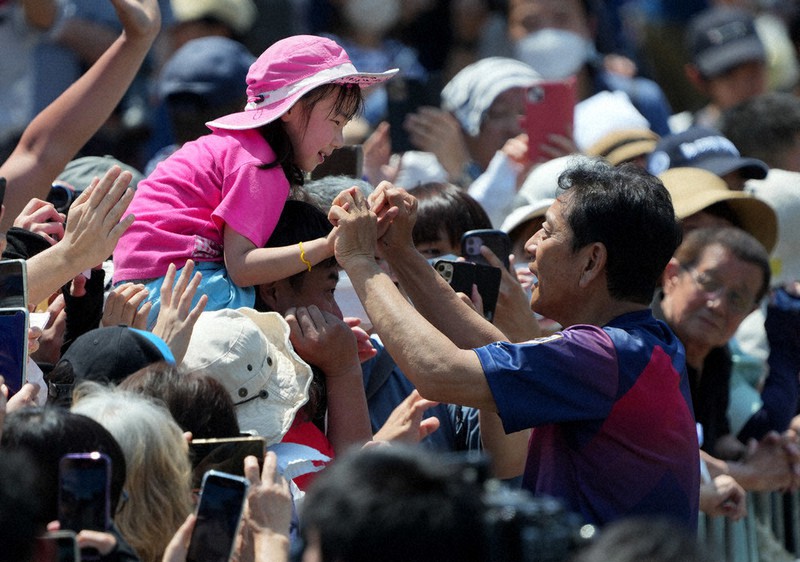栗山英樹さん“ふるさと”凱旋 おなじみの「あの靴」も限定販売 | 毎日新聞