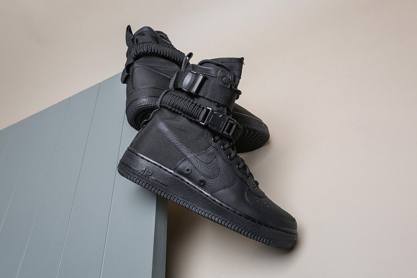 スニダンで購入可】NIKE SPECIAL FIELD AIR FORCE 1 TRIPLE BLACK