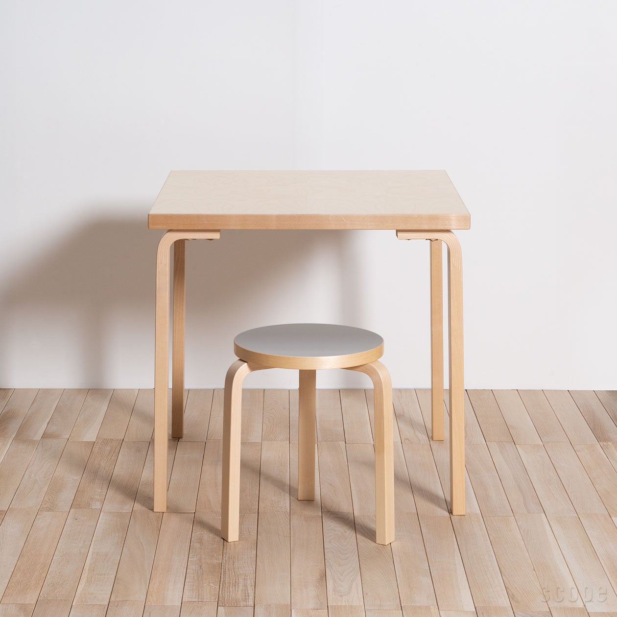 81C テーブル | Artek (アルテック)