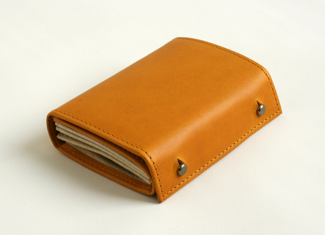 コンパクト二つ折り革財布 | ミッレフォッリエ - エムピウ（m+）