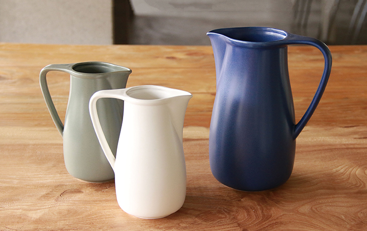 花器としても使える陶器のピッチャー - かもしか道具店