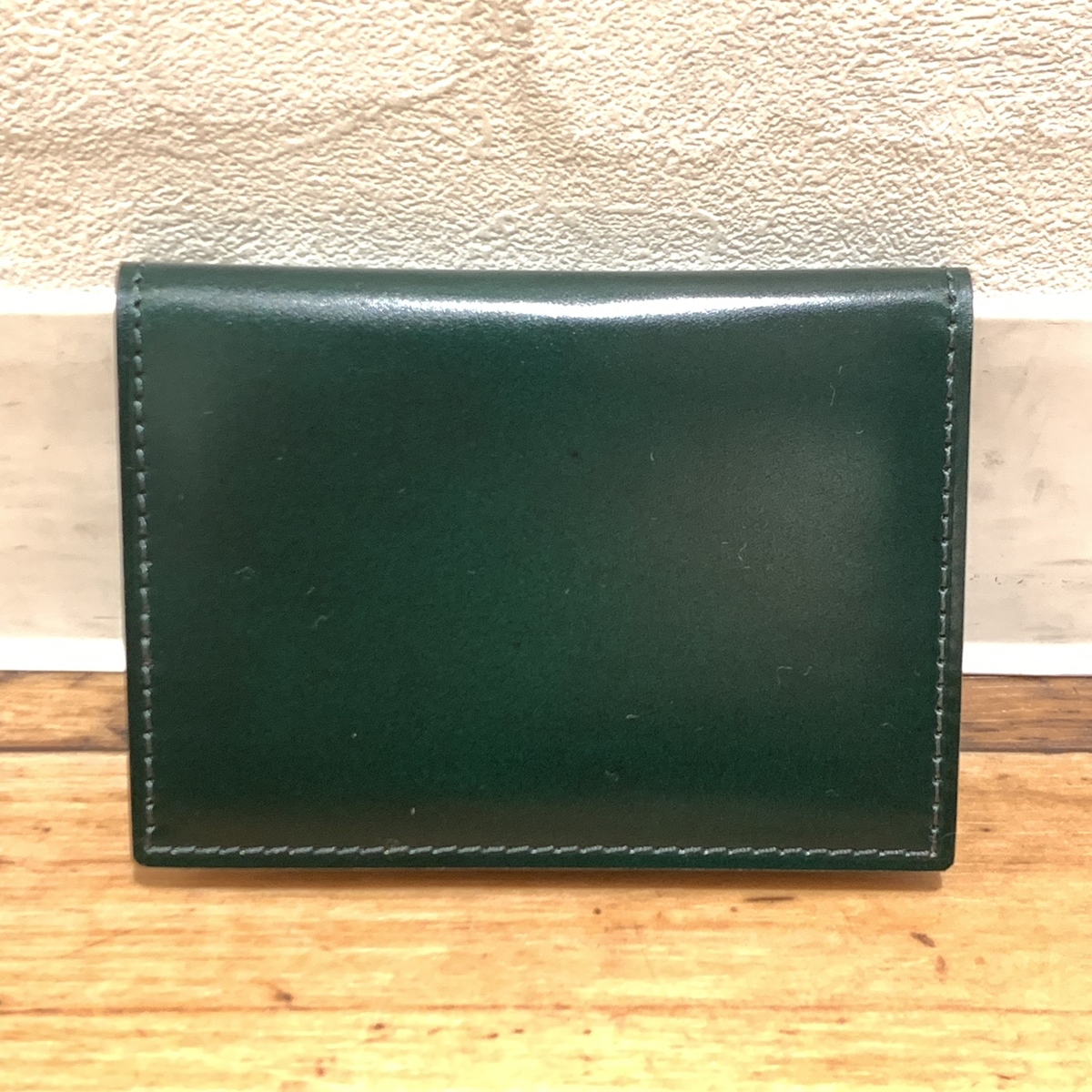 銀座本店で、ガンゾのダークグリーンの57945のコードバンの定期入れを