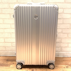 銀座本店で、リモワ×ベンツのオリジナルアルミケースのキャリーバッグ