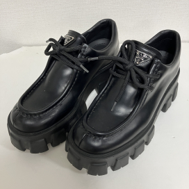 心斎橋でプラダを買取。ブラックのモノリスのブラッシュドレザーの厚底