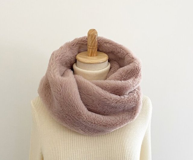 ふわふわ くすみピンク ファーのスヌード CORONE | マフラー・ストール