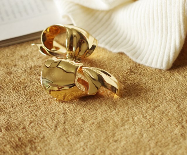 台湾 ヴィンテージ ゴールド トーン リボン ブローチ ピン モネ Damn