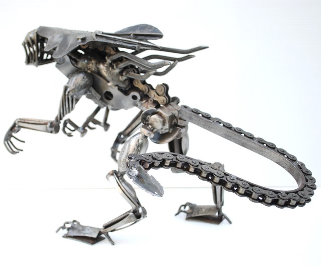 タイ エイリアン・クイーンの彫刻 - 驚きの溶接アート、クールな誕生日