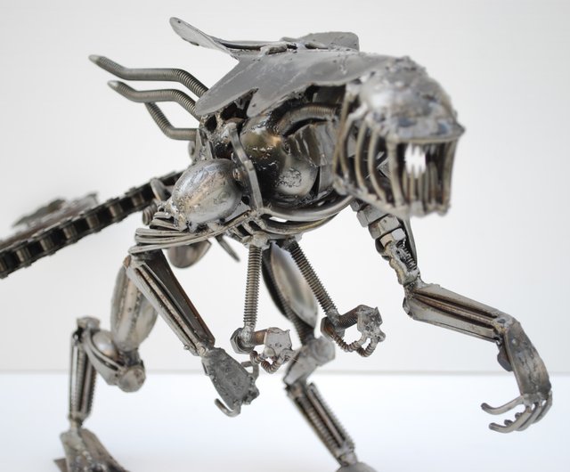 タイ エイリアン・クイーンの彫刻 - 驚きの溶接アート、クールな誕生日