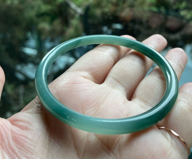 送料無料】台湾 天然A貨翡翠 アイスブルー系グアテマラ産バングル 美人