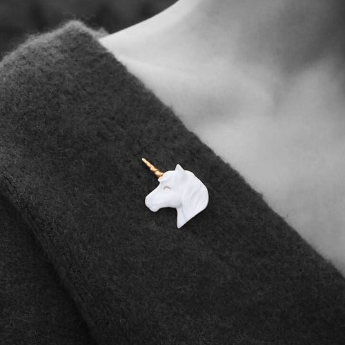 ユニコーンモチーフ 陶器製 ゴールドライン 秋冬アウターに 遊び心