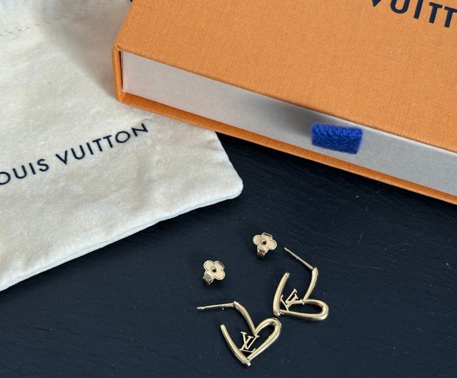 香港 LOUIS VUITTON ルイ・ヴィトン ハートロゴ ゴールドピアス 來自
