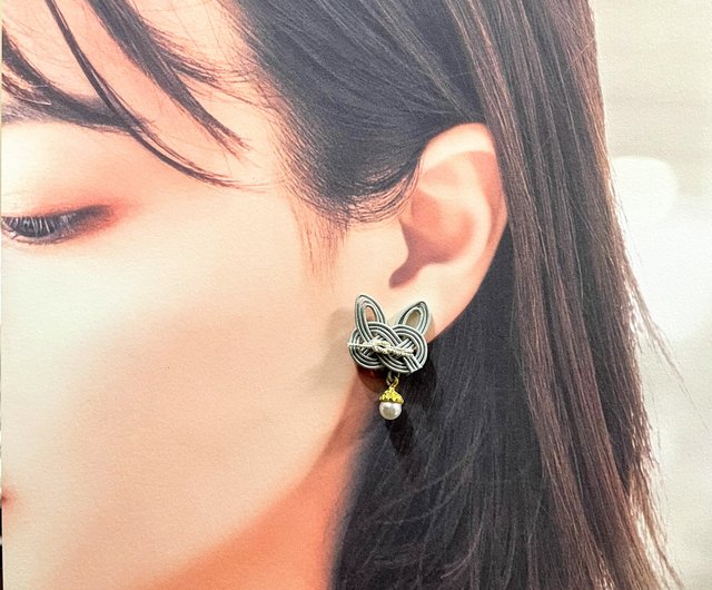 日本伝統】mizuhikii チャーム付き猫ちゃんピアスorイヤリング(3色) ご