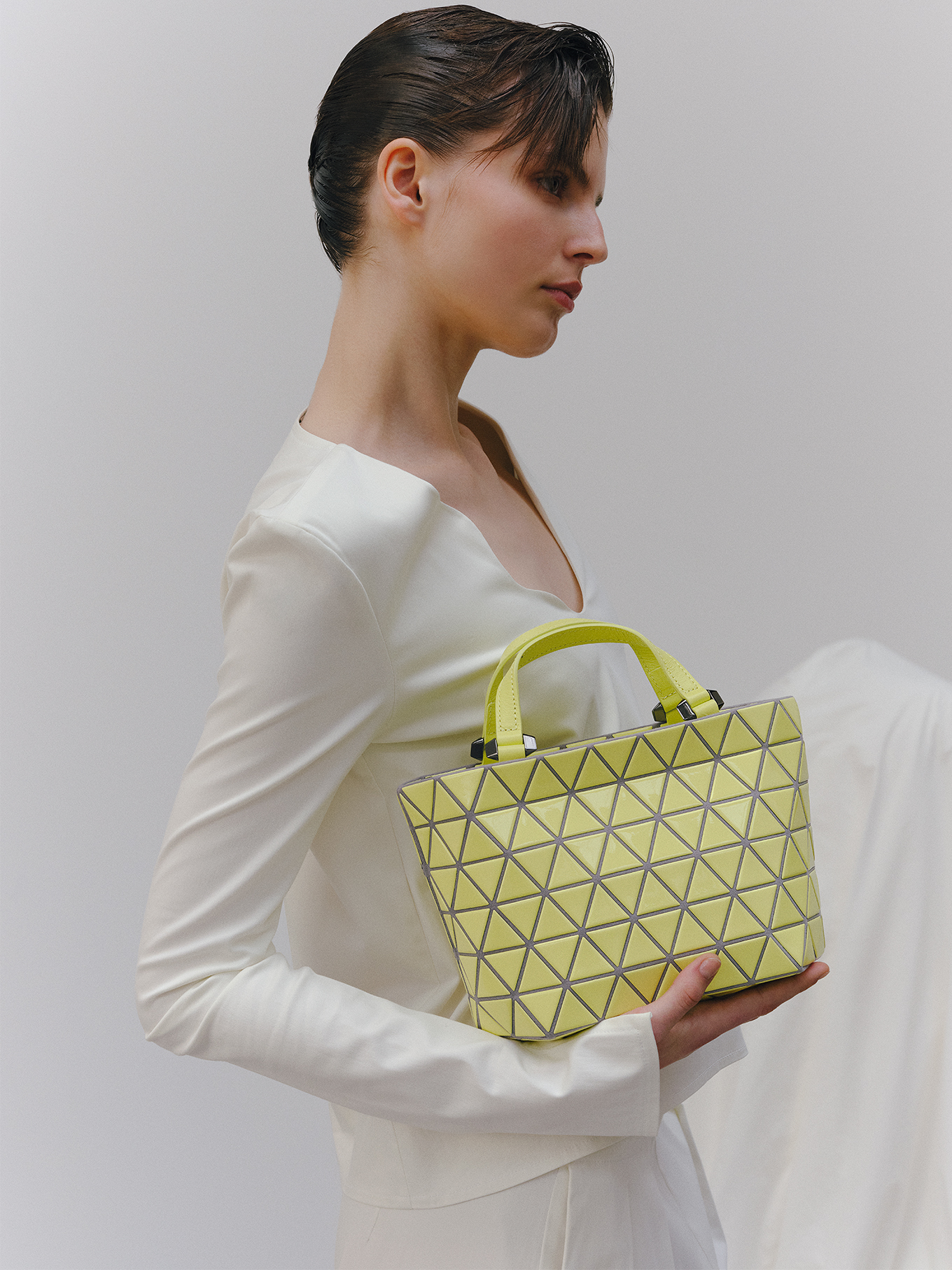 TOP | BAO BAO ISSEY MIYAKE 造形美と機能が調和した正三角形ピースの