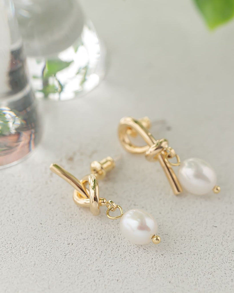 S925/18KGP】アシンメトリーノットライン淡水バロックパールピアス