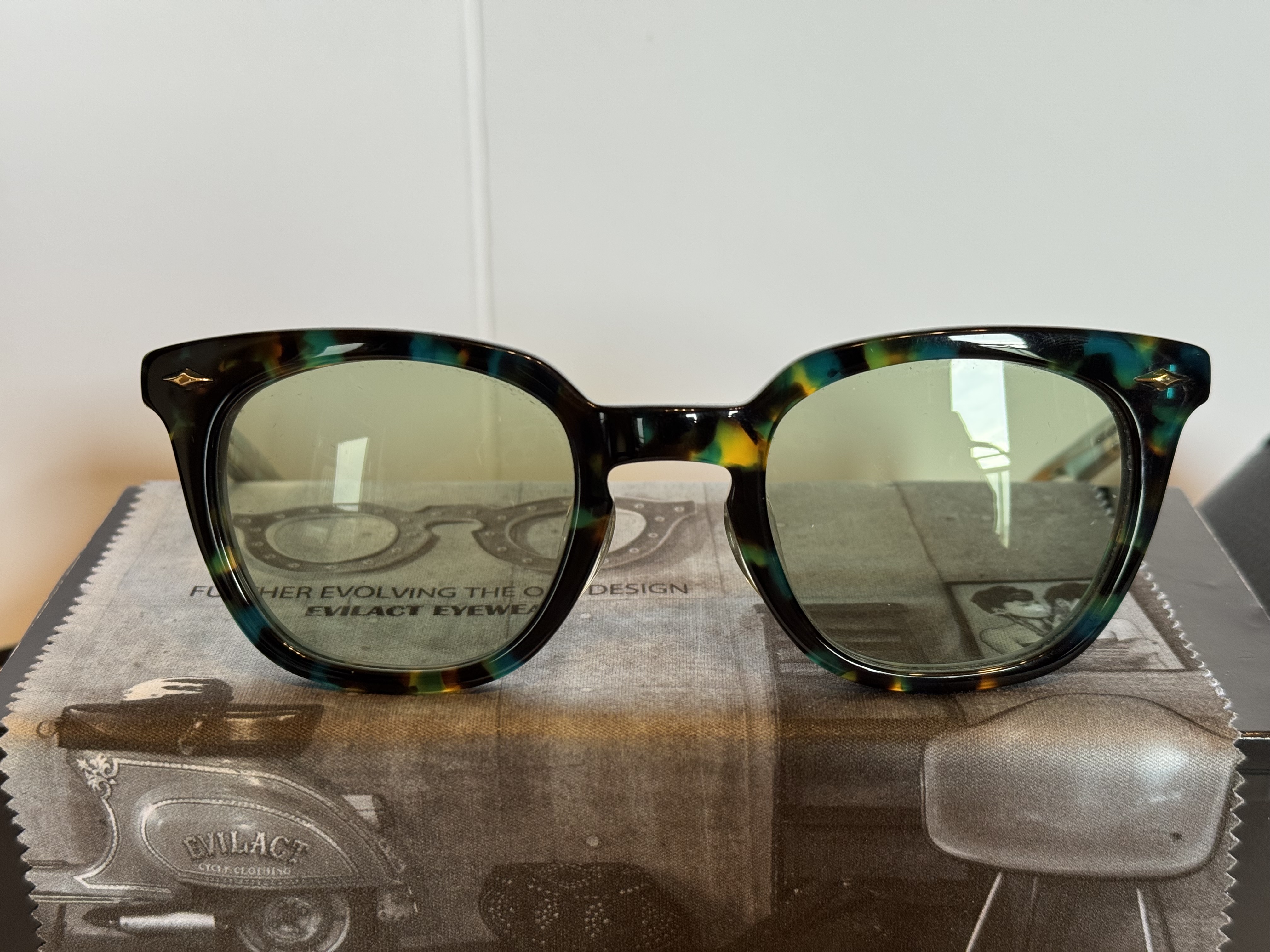 レビュー｜EVILACTイーブルアクトサングラス｜調光レンズの変化など