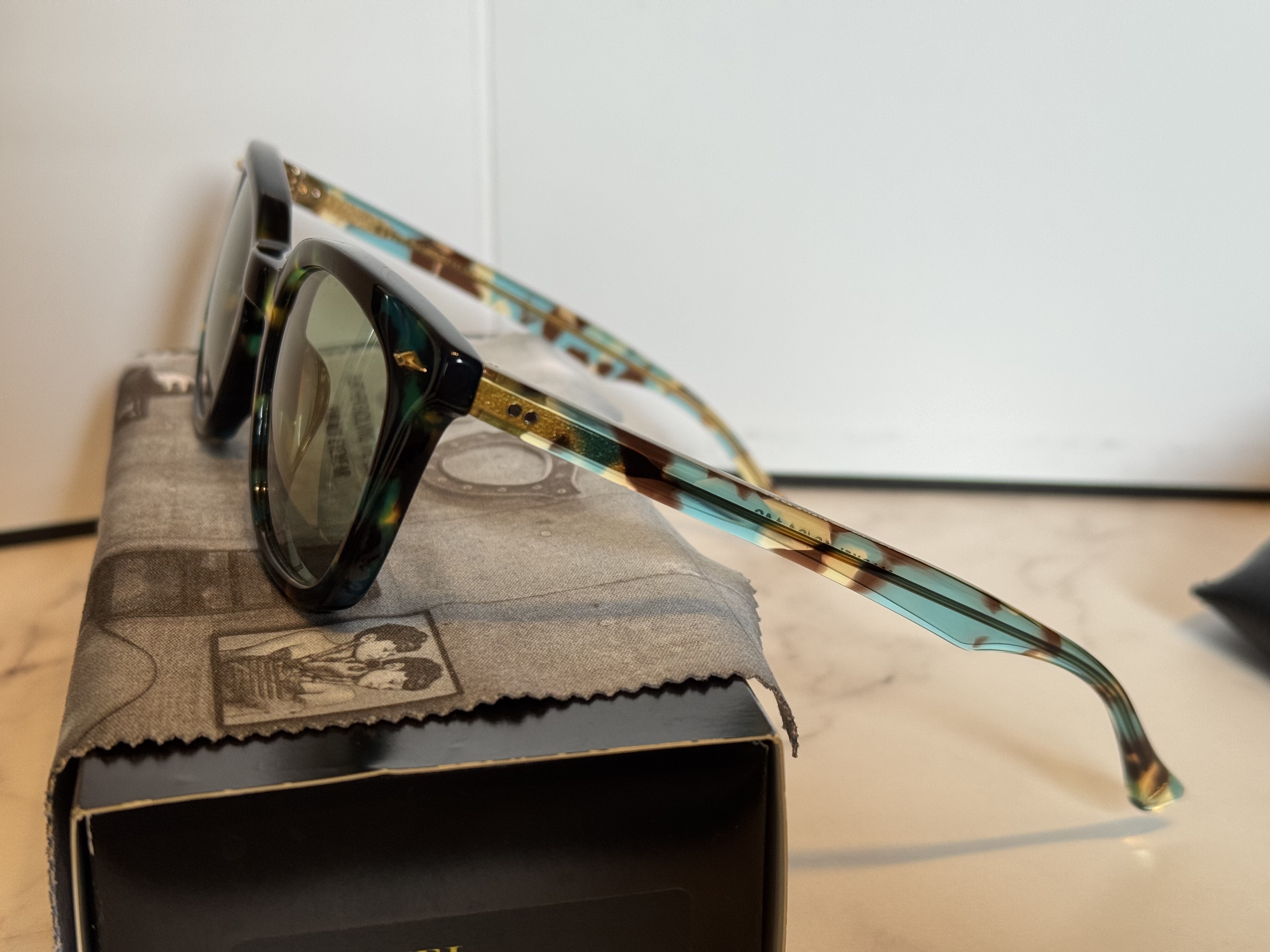 レビュー｜EVILACTイーブルアクトサングラス｜調光レンズの変化など