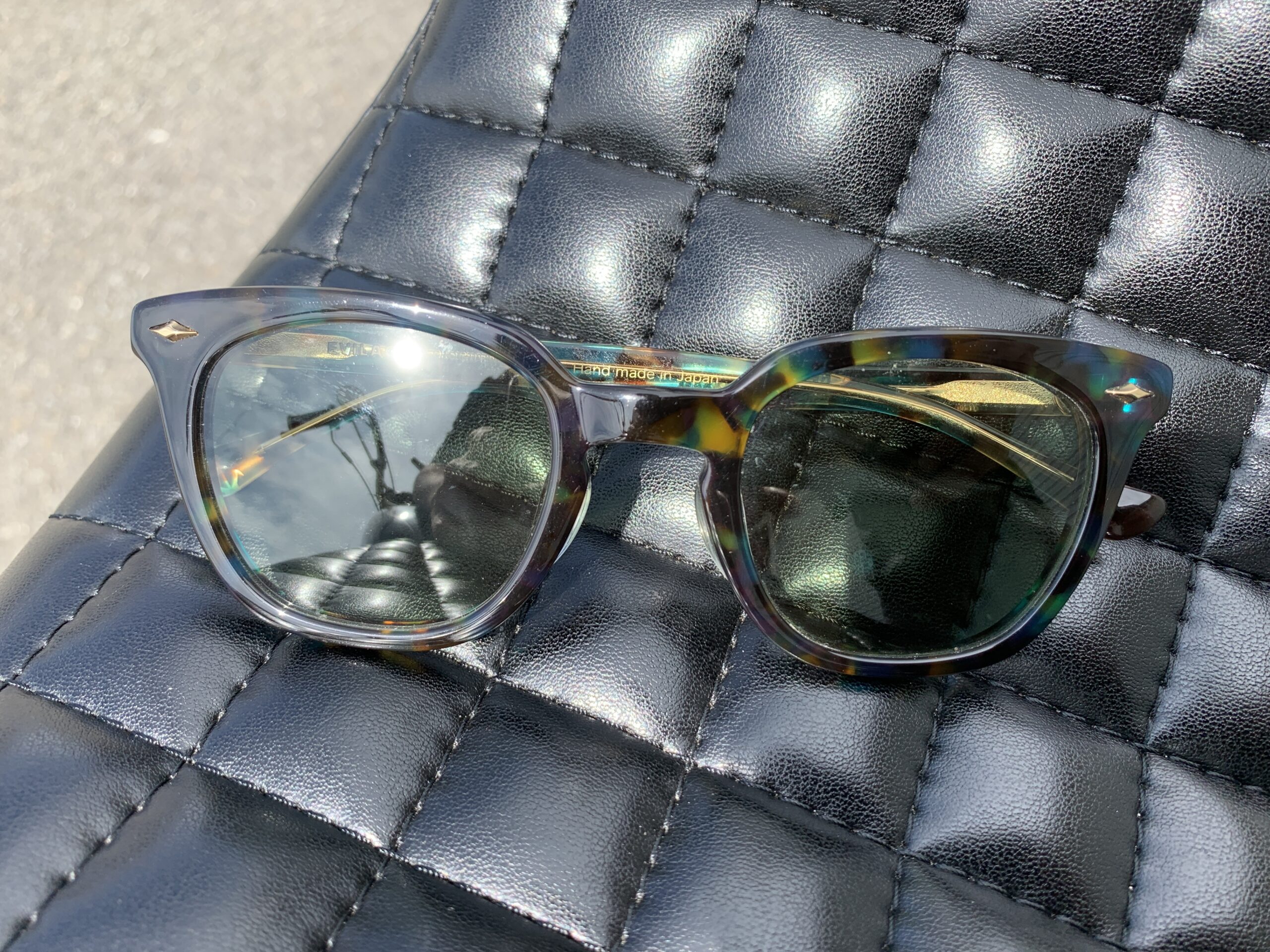 レビュー｜EVILACTイーブルアクトサングラス｜調光レンズの変化など