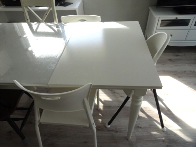 IKEAイケアの伸長式ダイニングテーブルINGATORP 。伸ばすの面倒だと