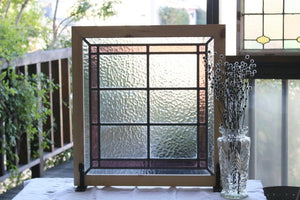 ピンク色のガラスで縁取られたステンドグラス イギリスアンティーク