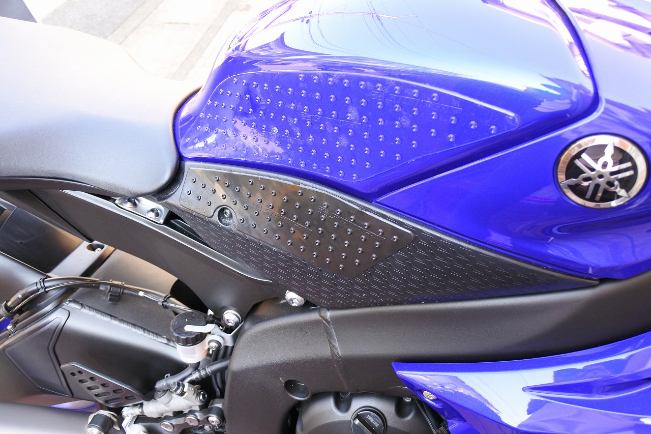 スーパースポーツ必須カスタム！おすすめのYZF-R6用タンクパッド