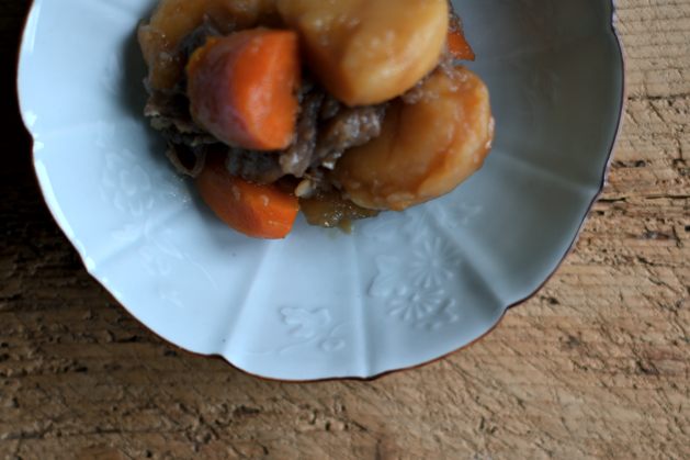 宮岡麻衣子 白磁陽刻菊牡丹文鉢