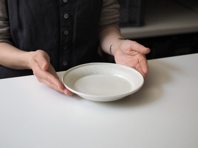 阿部春弥・みか 白磁しのぎ5.5寸皿