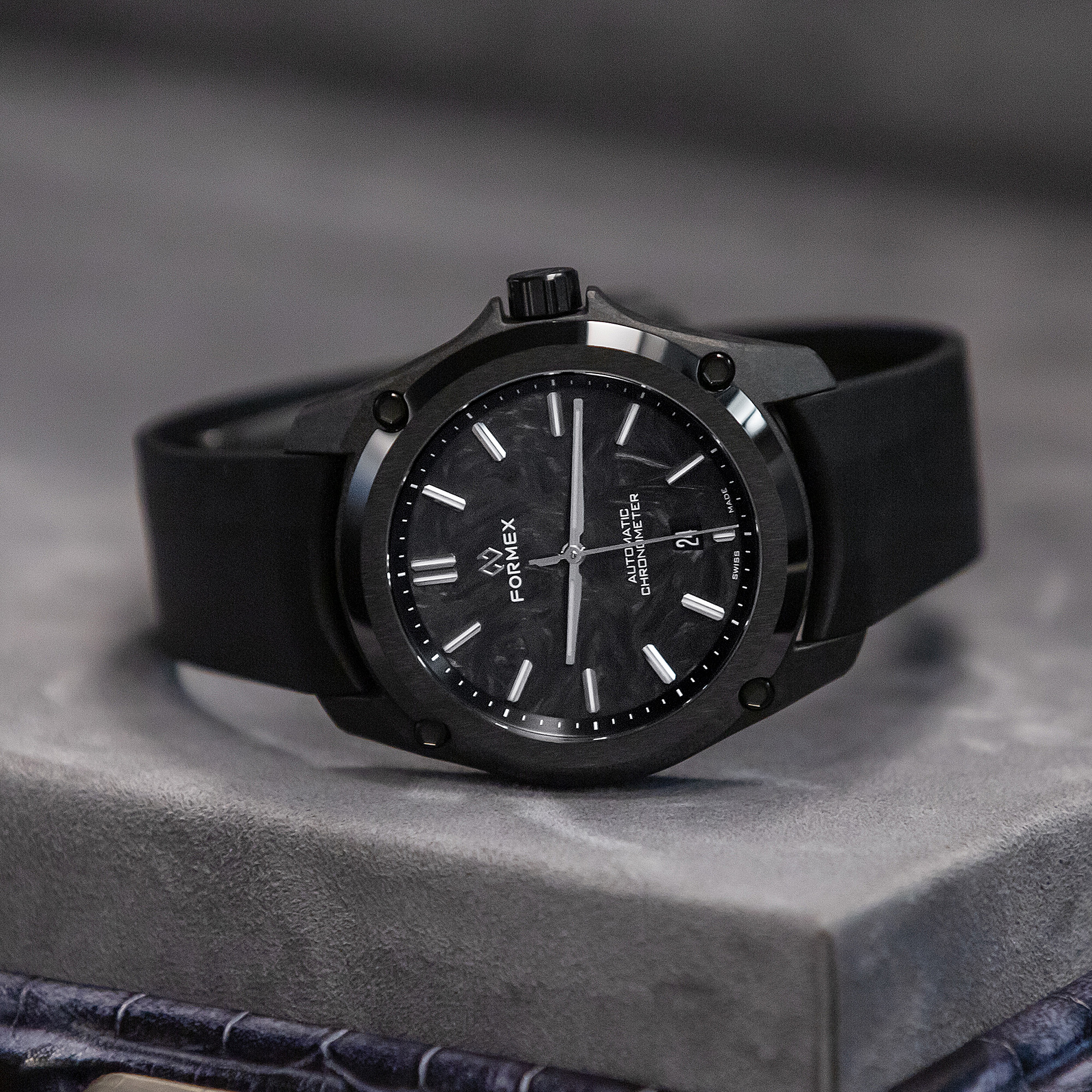 FORMEX ESSENCE LEGGERA 43mm FORGED CARBON – Chrono Theory – クロノ
