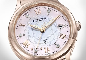 シチズン クロスシー』 満開のカメリアを白蝶貝文字板に表現した限定